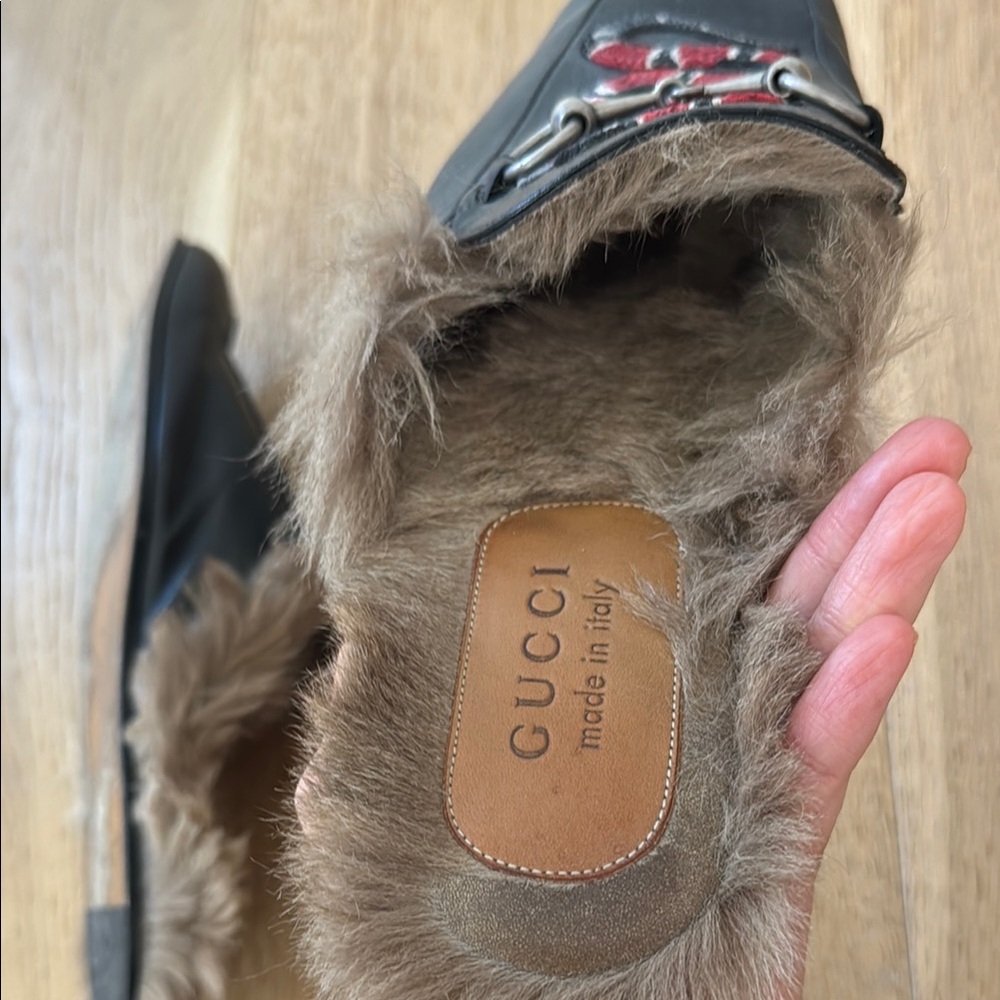 Gucci Black Leather Fur-Trim Mules with Red Snake Embroidery - Picture 4 of 7